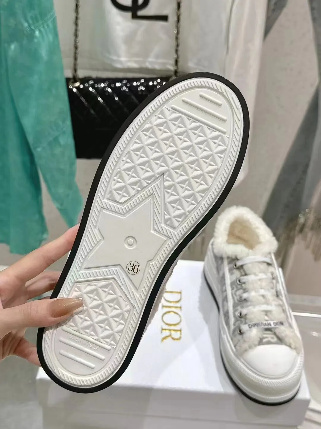 👟👟Ex-factory price 640👟👟——Dior Dior embroidered thick-soled wool casual shoes, fur shoes 𝐃𝐈𝐎𝐑 𝐖𝐚𝐥𝐤'𝐧 Dior presbyopic embroidered wool thick-soled canvas shoes, casual sports shoes, this Walk'n'Dior Thick-soled sneakers are a stylish piece that elevate the collection. Oblique printed cotton embroidered upper with comfortable platform sole, tongue and Christian Dior Paris signature laces. Can add fashionable temperament to all kinds of casual looks. Original custom-made imported Oblique printed embroidery fabric. Imported soft sheepskin lining. Original exclusive open-molded TPU material outsole. Bottom thickness 4.5CM. Size: Women's 35-41 (custom-made 41 is non-refundable)